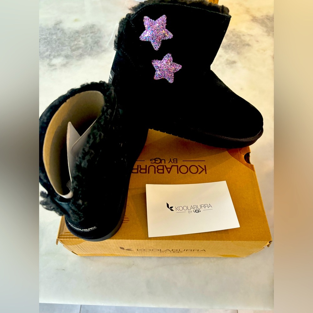 BRAND NEW KOOLABURRA boots size 5 with fur detail on back ankle & glitter stars.